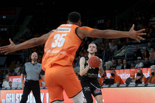 他就是效力 他就是效力